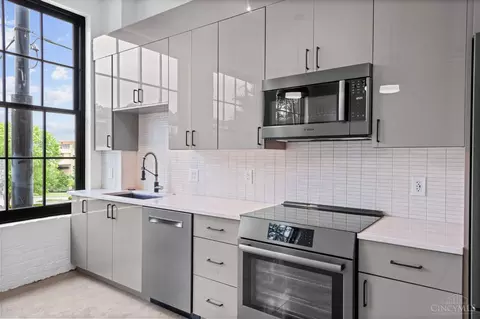 Kitchen - 530 Reading Rd, Cincinnati, OH 45202 photo 9 of 10