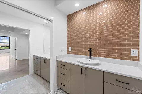 Bath - 530 Reading Rd, Cincinnati, OH 45202 photo 8 of 11