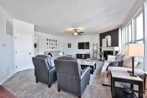 Living - 989 Spruce Gln, Morrow, OH 45152 photo 3 of 3