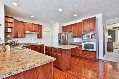 Kitchen - 989 Spruce Gln, Morrow, OH 45152 photo 2 of 3