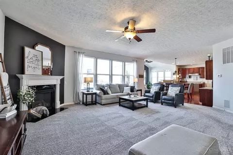 Living - 989 Spruce Gln, Morrow, OH 45152 photo 2 of 3