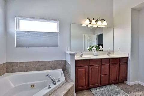 Bath - 989 Spruce Gln, Morrow, OH 45152 photo 2 of 4