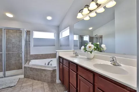 Bath - 989 Spruce Gln, Morrow, OH 45152 photo 1 of 4