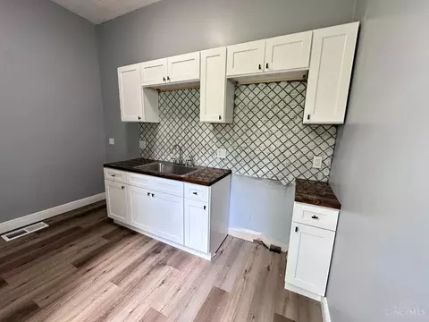 Kitchen - 3552 Vine St, Cincinnati, OH 45220 photo 3 of 5