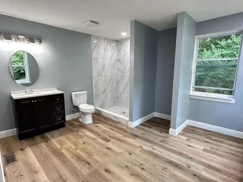 Bath - 3552 Vine St, Cincinnati, OH 45220 photo 3 of 5