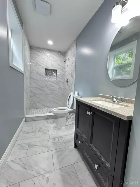 Bath - 3552 Vine St, Cincinnati, OH 45220 photo 1 of 5