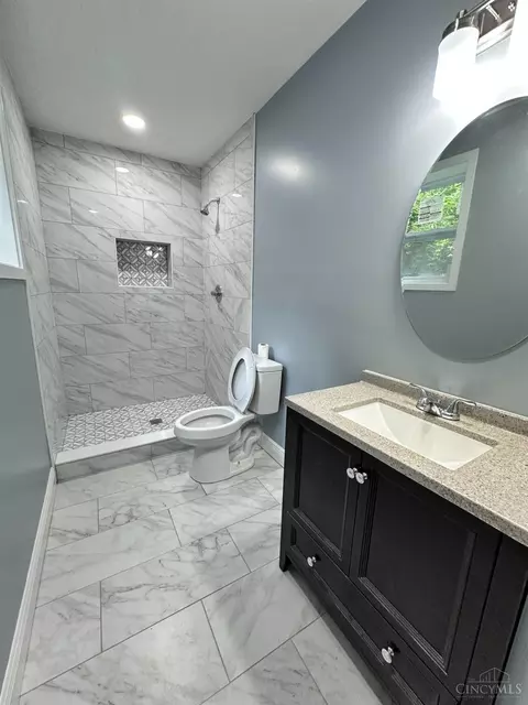 Bath - 3552 Vine St, Cincinnati, OH 45220 photo 2 of 5