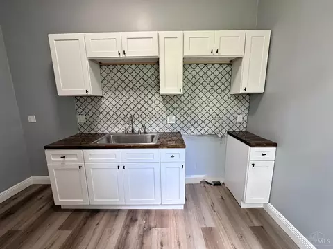 Kitchen - 3552 Vine St, Cincinnati, OH 45220 photo 2 of 5