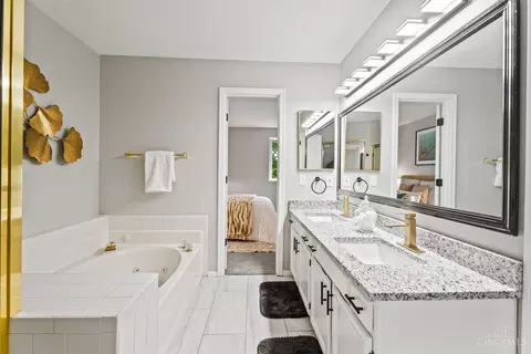 Bath - 1718 Emerald Glade Ln, Cincinnati, OH 45255 photo 2 of 4