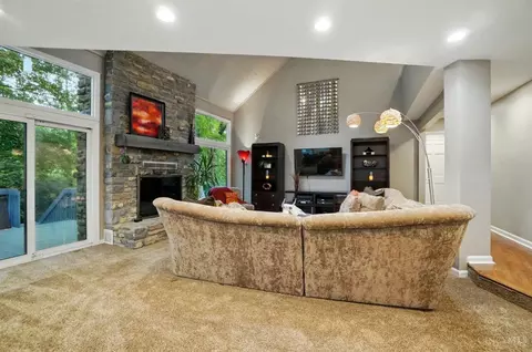 Living - 14 Heritage Rd, Blue Ash, OH 45241 photo 2 of 6