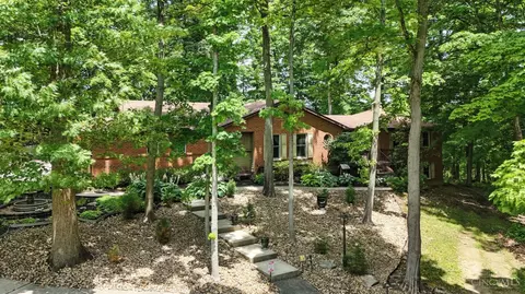 6125 Squirrelwoods Ln, Cincinnati, OH 45247