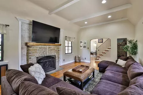 Living - 2896 Galbraith Rd, Amberley, OH 45237 photo 8 of 9