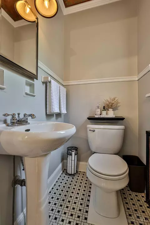 Bath - 2896 Galbraith Rd, Amberley, OH 45237 photo 1 of 4