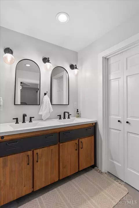 Bath - 7066 Weidner Rd, Springboro, OH 45066 photo 3 of 5