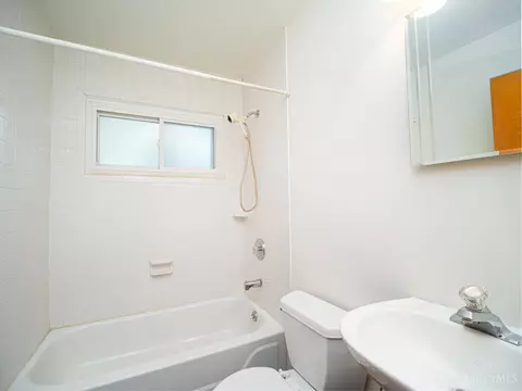 Bath - 474 Blossom Ln, Cincinnati, OH 45244 photo 3 of 4