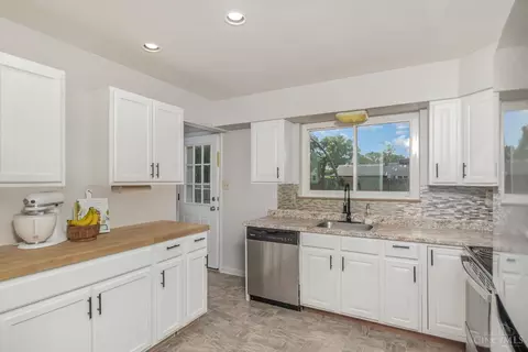 Kitchen - 1085 Newcastle Dr, Cincinnati, OH 45231 photo 2 of 2