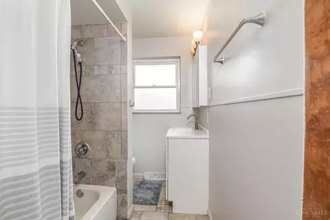 Bath - 1085 Newcastle Dr, Cincinnati, OH 45231 photo 1 of 2