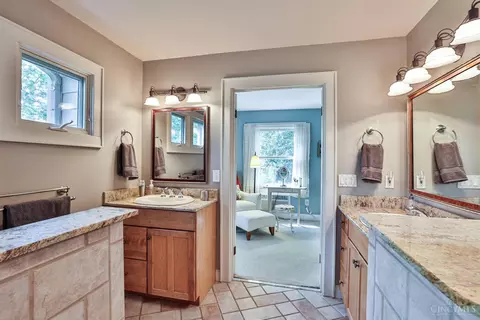 Bath - 3558 Rawson Pl, Cincinnati, OH 45209 photo 3 of 6