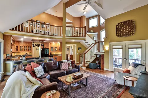 Living - 3558 Rawson Pl, Cincinnati, OH 45209 photo 6 of 6