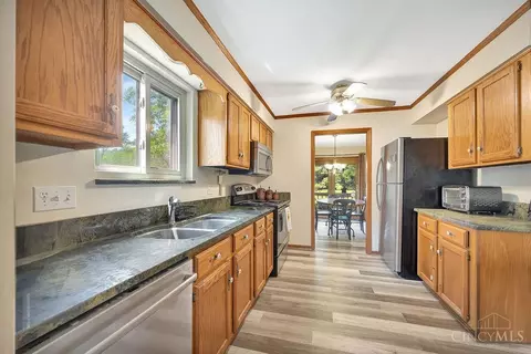Kitchen - 8669 Schoolhouse Pl, Maineville, OH 45039 photo 4 of 6