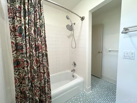 Bath - 469 Whitestone Ct, Cincinnati, OH 45231 photo 5 of 5