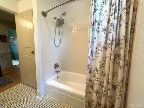 Bath - 469 Whitestone Ct, Cincinnati, OH 45231 photo 3 of 5