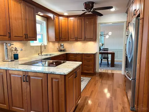 Kitchen - 469 Whitestone Ct, Cincinnati, OH 45231 photo 2 of 3