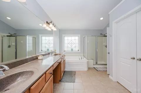 Bath - 8562 Kempton Ln, Hamilton Township, OH 45039 photo 2 of 3