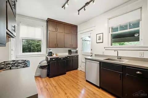 Kitchen - 8 Interwood Pl, Cincinnati, OH 45220 photo 2 of 3