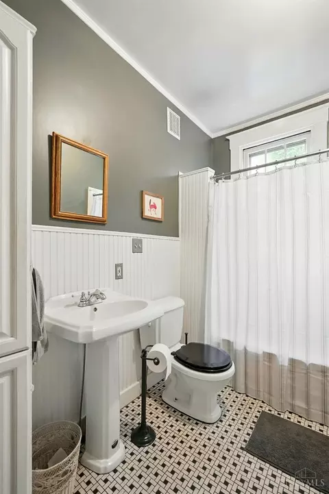 Bath - 8 Interwood Pl, Cincinnati, OH 45220 photo 1 of 3