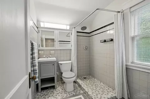 Bath - 8 Interwood Pl, Cincinnati, OH 45220 photo 3 of 3
