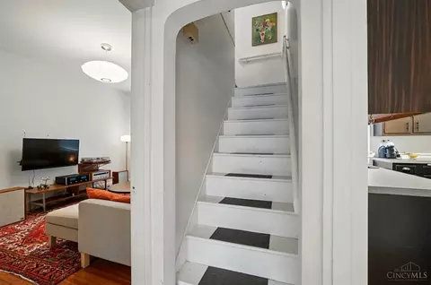 Entry Way - 8 Interwood Pl, Cincinnati, OH 45220 photo 4 of 6
