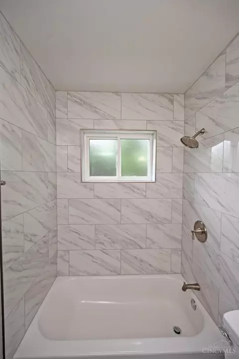 Bath - 1607 Centerridge Ave, Cincinnati, OH 45231 photo 2 of 3
