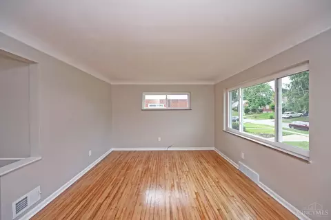 Living - 1607 Centerridge Ave, Cincinnati, OH 45231 photo 2 of 5