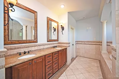 Bath - 4570 Braid Ln, Mason, OH 45040 photo 2 of 10