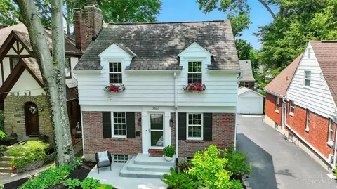 Exterior - 3861 Homewood Rd, Mariemont, OH 45227 photo 2 of 8