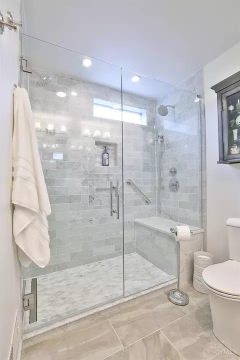 Bath - 3477 Mcfarlan Rd, Cincinnati, OH 45211 photo 3 of 6
