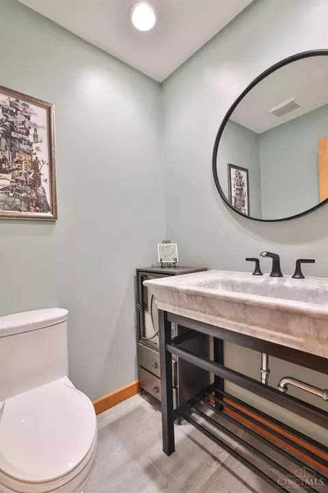 Bath - 3477 Mcfarlan Rd, Cincinnati, OH 45211 photo 2 of 6
