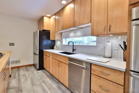 Kitchen - 3477 Mcfarlan Rd, Cincinnati, OH 45211 photo 3 of 5