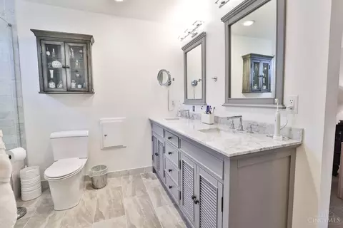Bath - 3477 Mcfarlan Rd, Cincinnati, OH 45211 photo 4 of 6