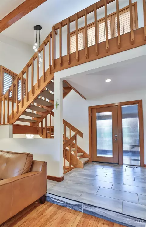 Entry Way - 3477 Mcfarlan Rd, Cincinnati, OH 45211 photo 3 of 6