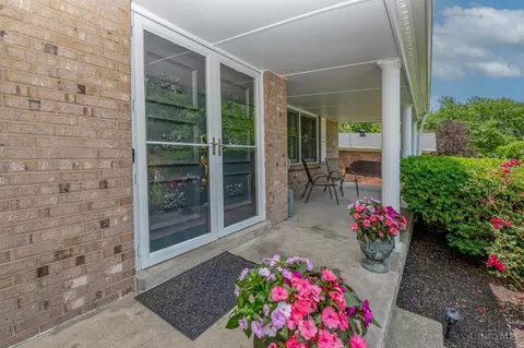 7933 Dunview Ct, Cincinnati, OH 45255 photo 2