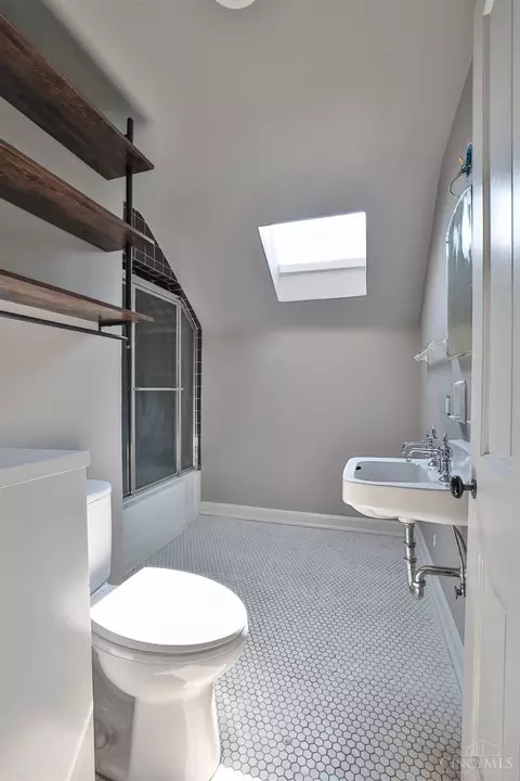 Bath - 2334 Upland Pl, Cincinnati, OH 45206 photo 7 of 8