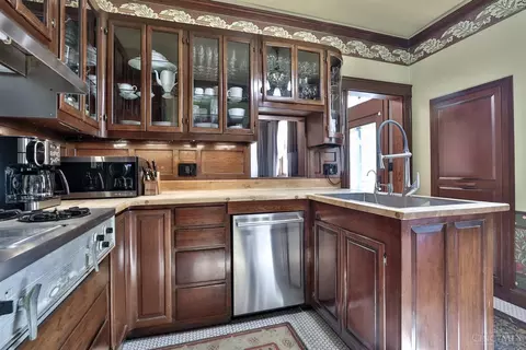 Kitchen - 2334 Upland Pl, Cincinnati, OH 45206 photo 3 of 6