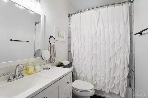 Bath - 983 Paradrome St, Cincinnati, OH 45202 photo 1 of 2
