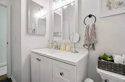 Bath - 983 Paradrome St, Cincinnati, OH 45202 photo 2 of 2