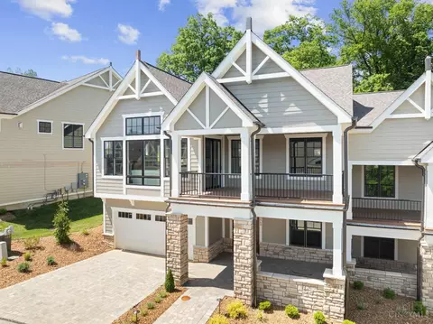 5960 Woodland Ln, Cincinnati, OH 45227
