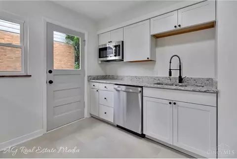 Kitchen - 5035 Willnet Dr, Cincinnati, OH 45238 photo 4 of 5