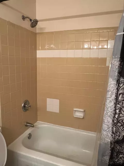 Bath - 6582 Hearne Rd, Cincinnati, OH 45248 photo 2 of 3