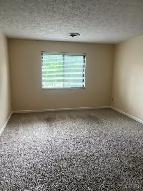 Bedroom - 6582 Hearne Rd, Cincinnati, OH 45248 photo 1 of 3